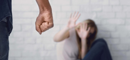 Das Jurastudium ist bekannt für seinen umfangreichen Pflichtfachstoff: Zivilrecht, Strafrecht, Öffentliches Recht. Ein Bereich gehört bislang jedoch nicht verbindlich zum Curriculum: das Sexualstrafrecht.