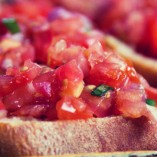 Tomaten und Knoblauch auf Brot - das sind Bruschetta und sie schmecken herrlich...