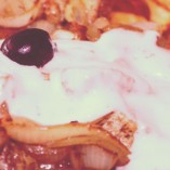 Mit Käse überbackenes Gyros. Dazu leckeren Weißkohl.